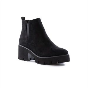 Free People Lug Sole Boot Fight for your right black v-suede Born In California